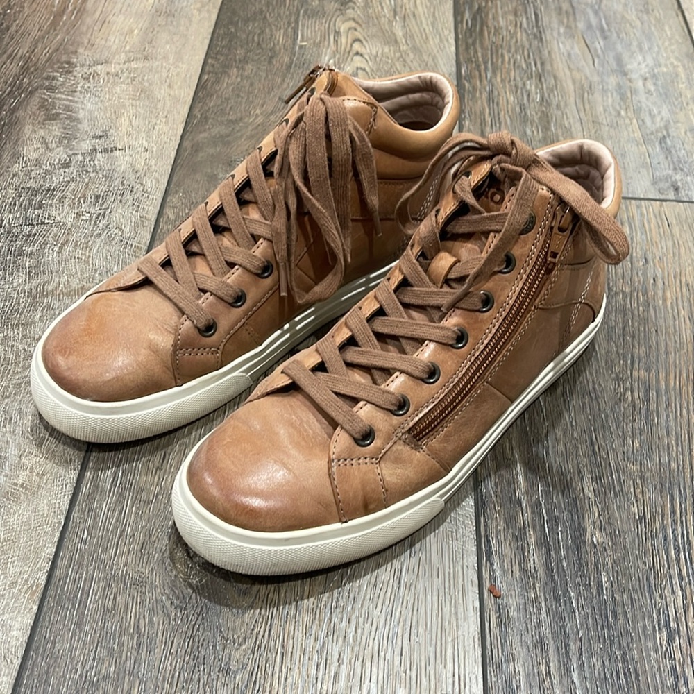 Taos Winner Leather Zipper Sneaker